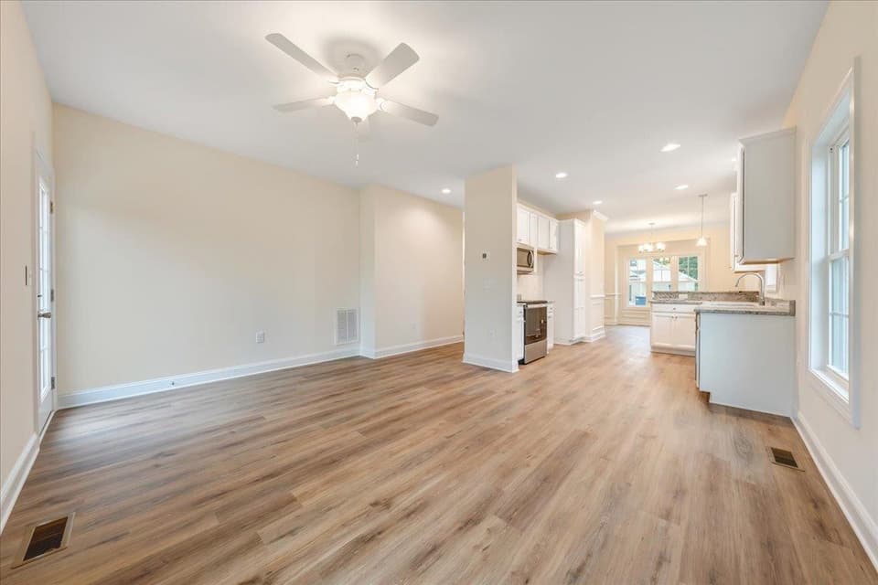 950 Holland Loop, photo 30 of 40