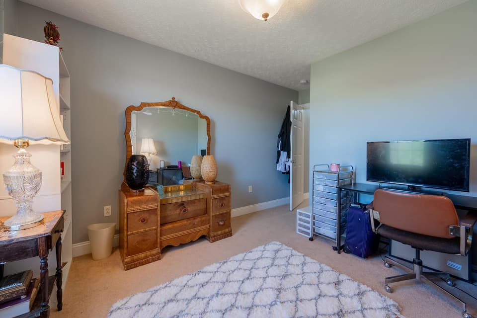 325 Oaktree Boulevard, photo 17 of 35