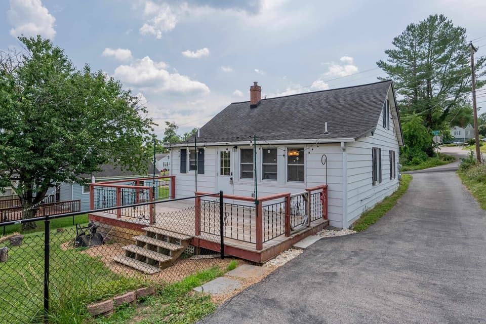 220 Clearview Drive, photo 5 of 34