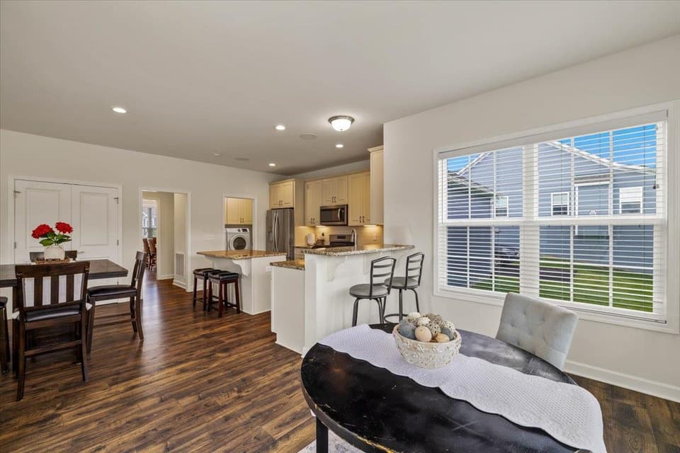 870 Jefferson Circle, photo 13 of 40