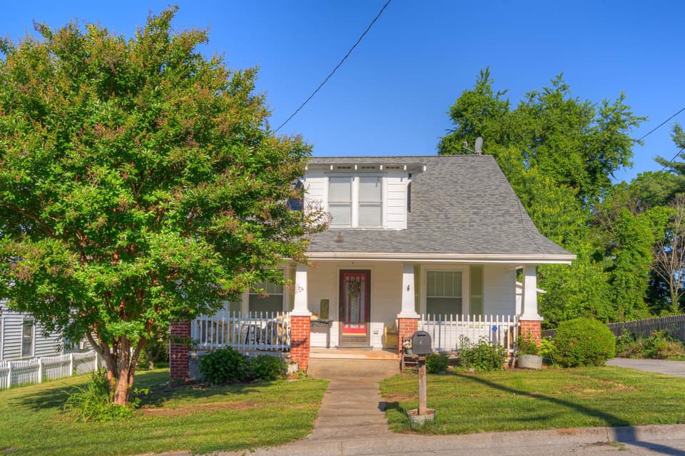 110 Lester Street, photo 2 of 40