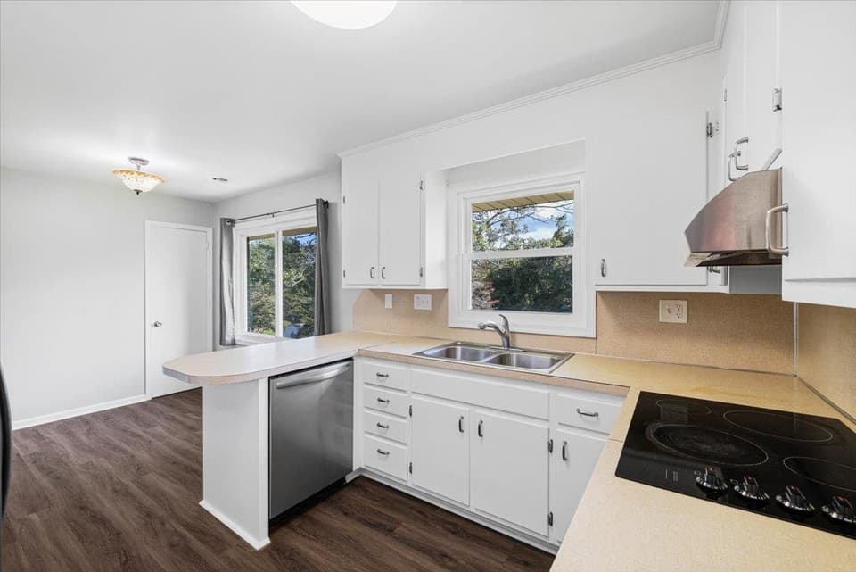 130 Greenway Drive, photo 6 of 30