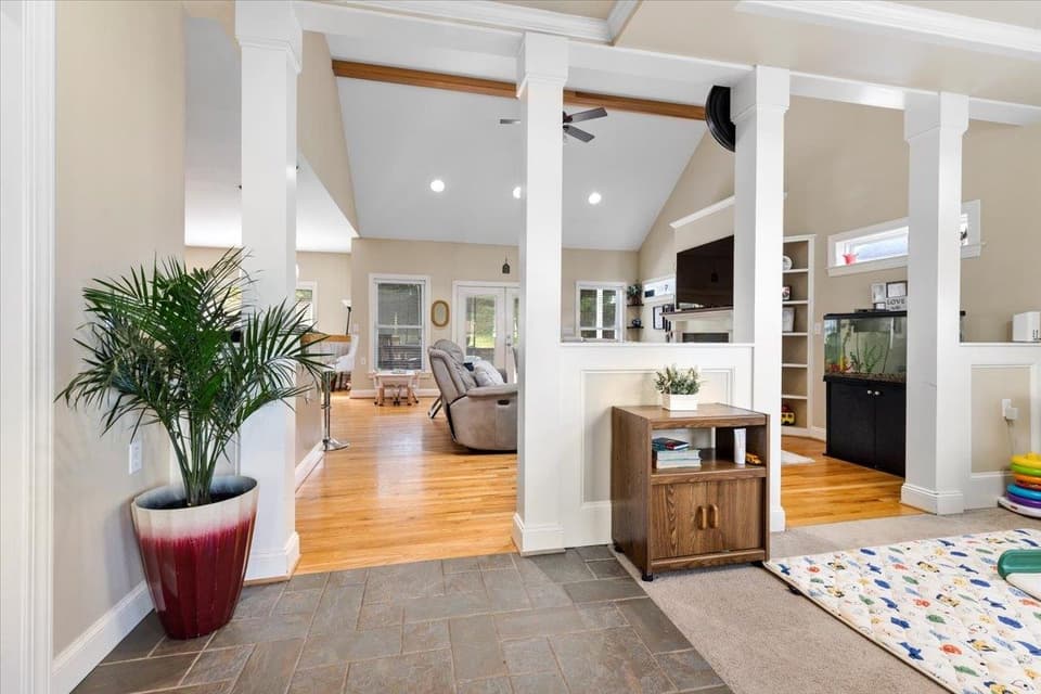 1015 Falor Lane, photo 9 of 40