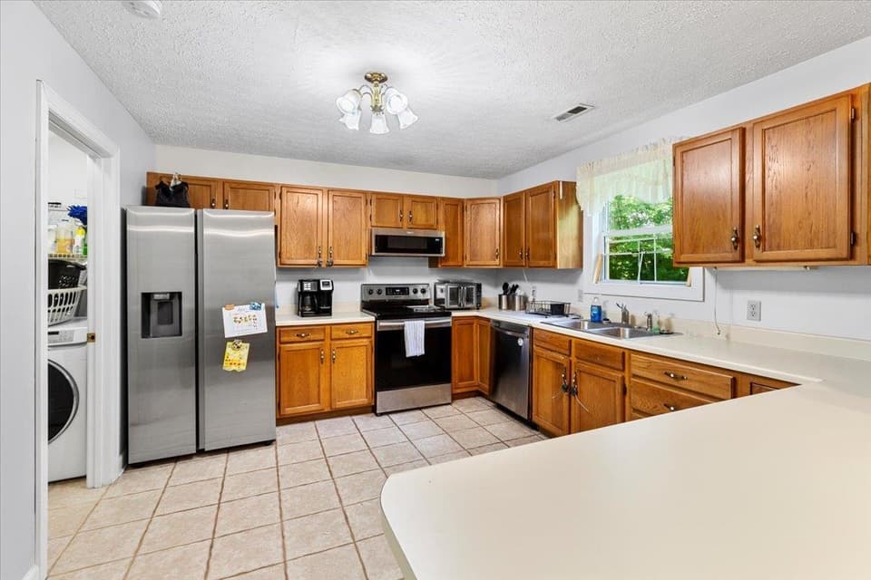 365 S Hill Drive, photo 14 of 40