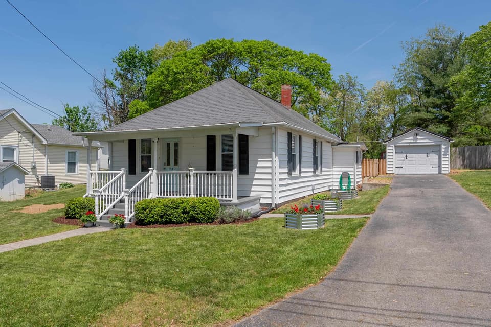 940 Forest Street, photo 3 of 40