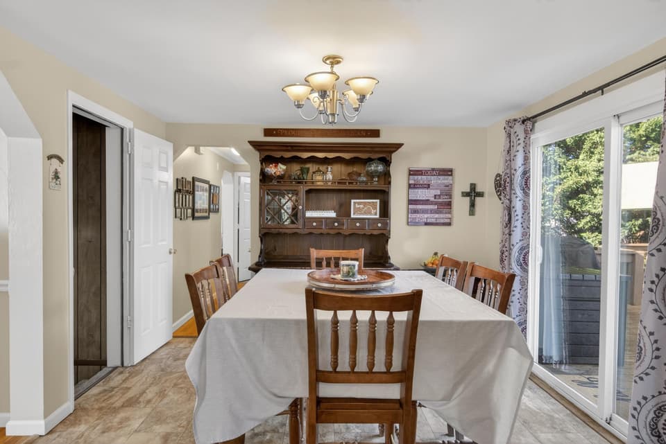 670 Lawn Drive, photo 11 of 40