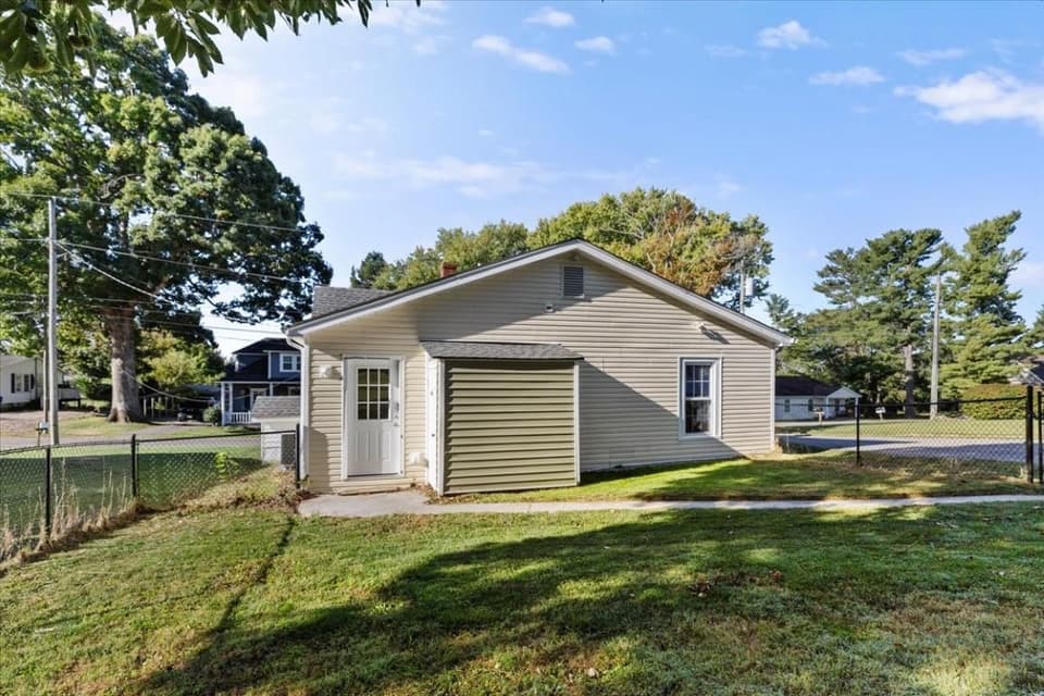 930 Forest Street, photo 29 of 36