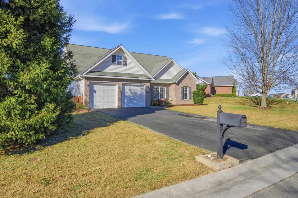 310 Windsor Drive, photo 4 of 40