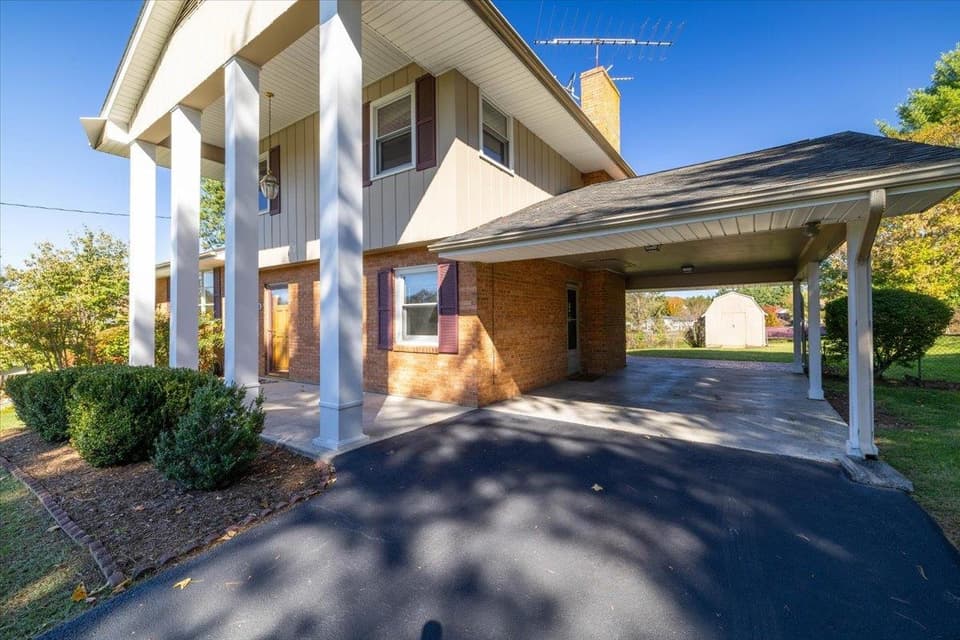 380 Walters Drive NW, photo 2 of 23