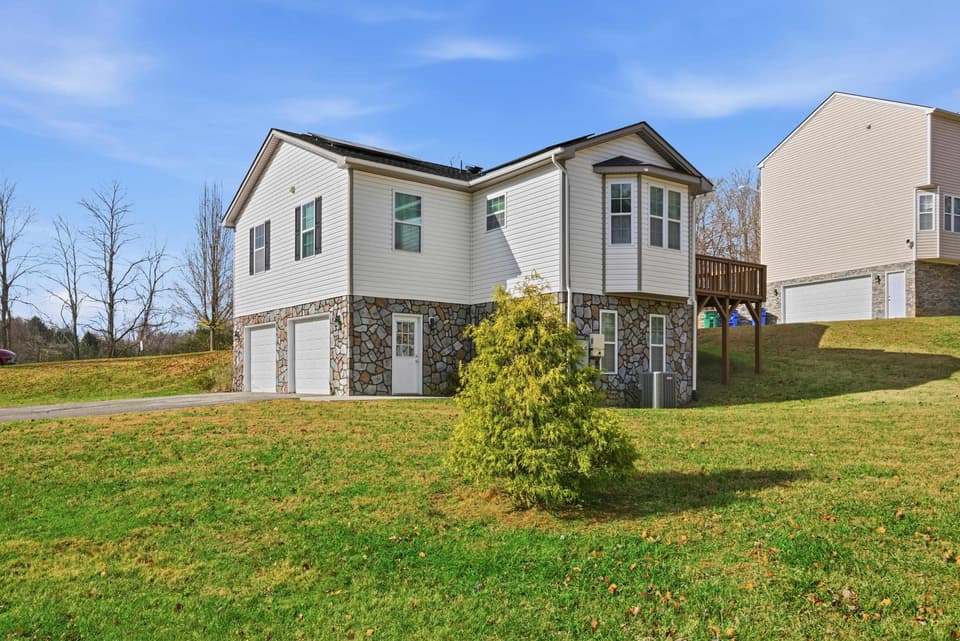 370 Robin Hood Drive, photo 21 of 40