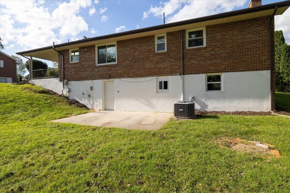 130 Greenway Drive, photo 25 of 30
