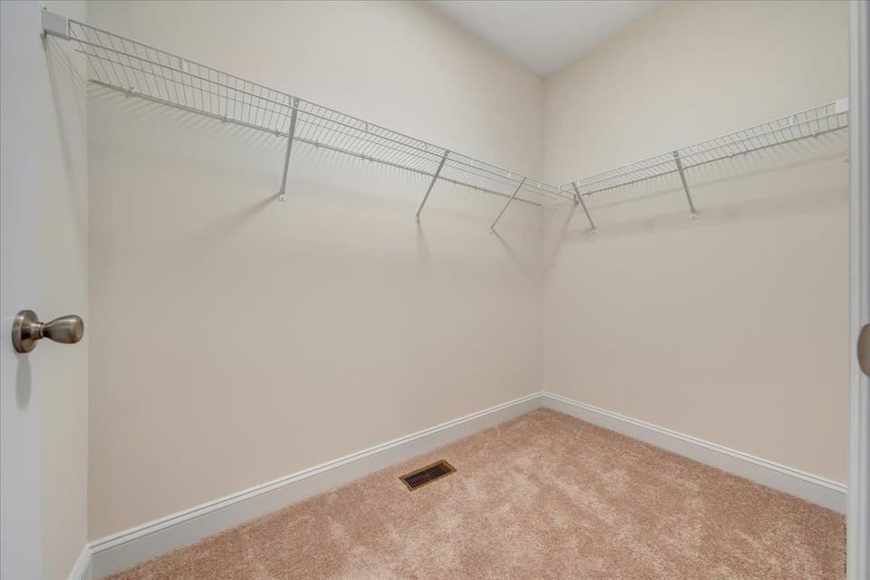 950 Holland Loop, photo 7 of 40