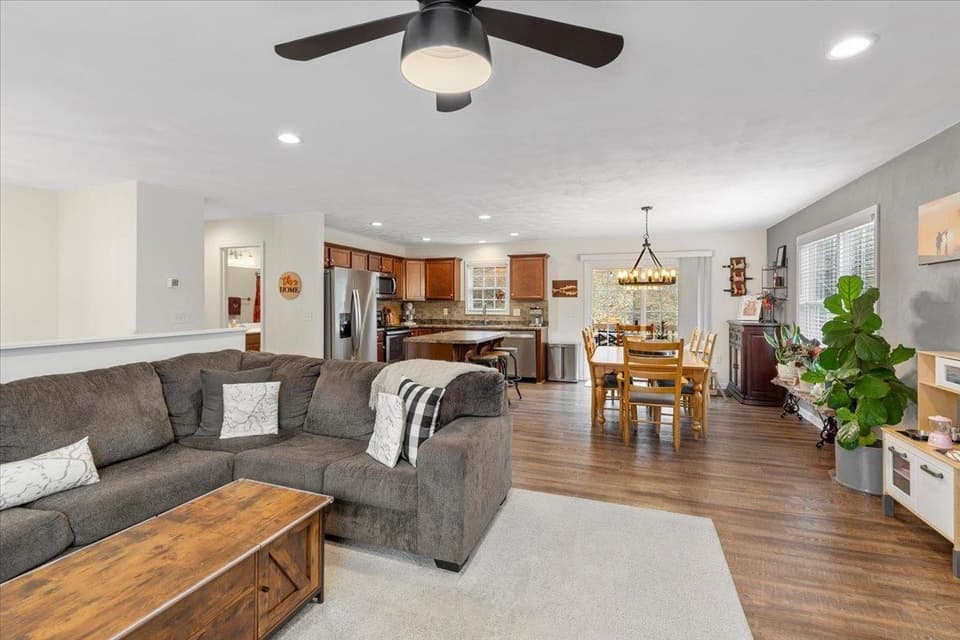 1041 St Clair Lane, photo 9 of 40