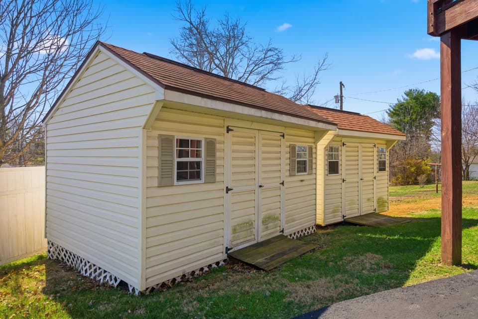 205 Roundhill Drive, photo 13 of 40