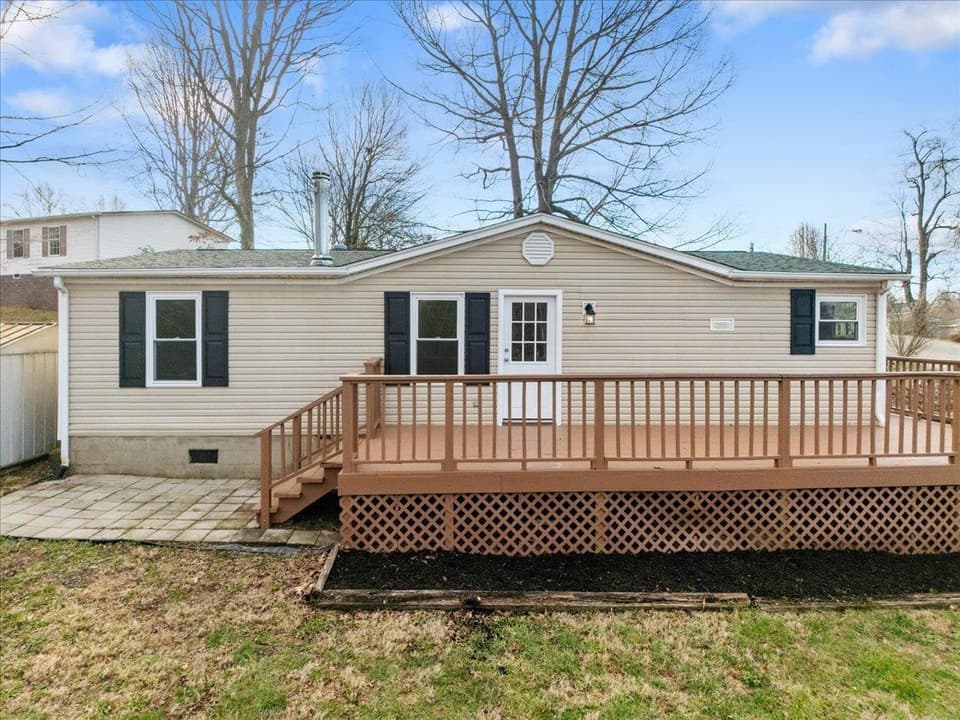 505 North Drive NE, photo 2 of 40