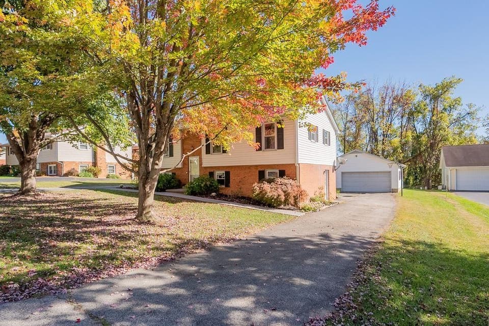 1145 Spruce Street, photo 3 of 34