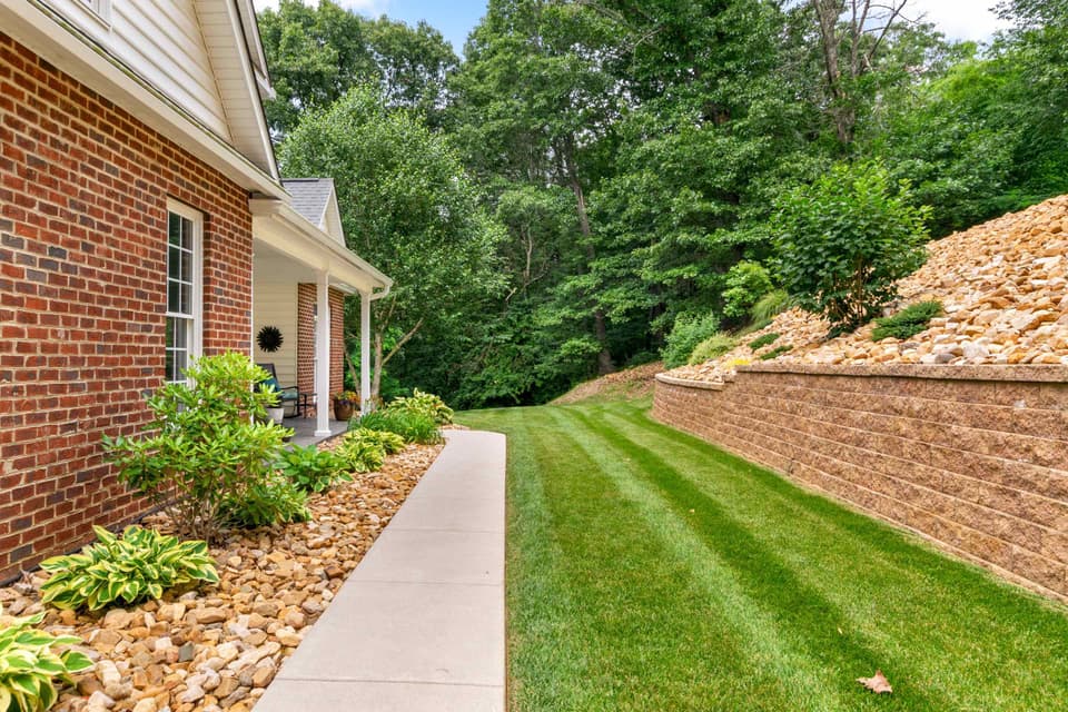 2130 Lubna Drive, photo 2 of 40