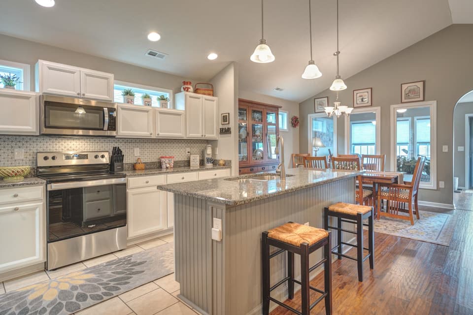 2160 Glade Drive SE, photo 4 of 40