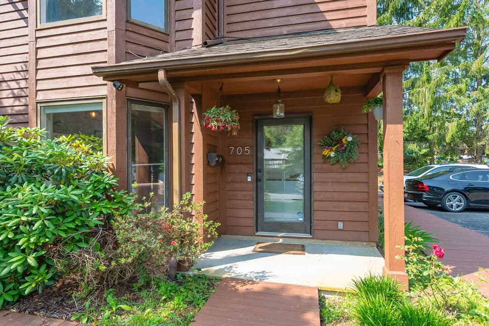 705 Colhoun Street NE, photo 4 of 40