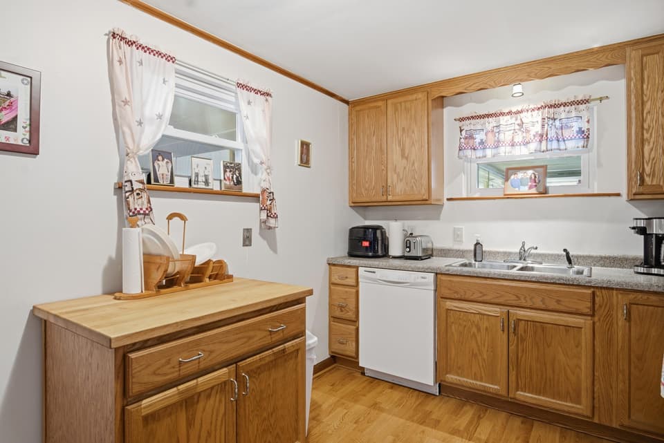 380 Clearview Drive, photo 12 of 40