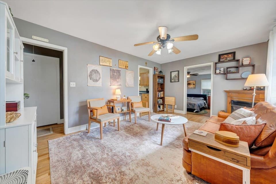 100 Roseland Drive SW, photo 4 of 35