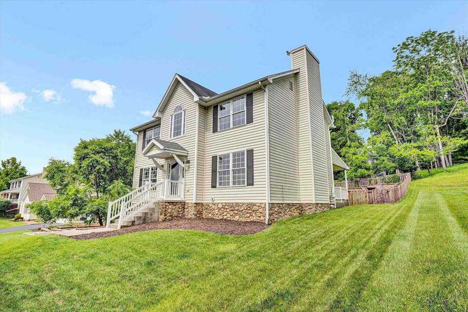 135 Sapphire Avenue, photo 2 of 40