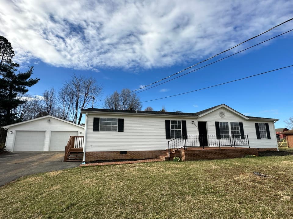 240 Epperly Dr, photo 3 of 29