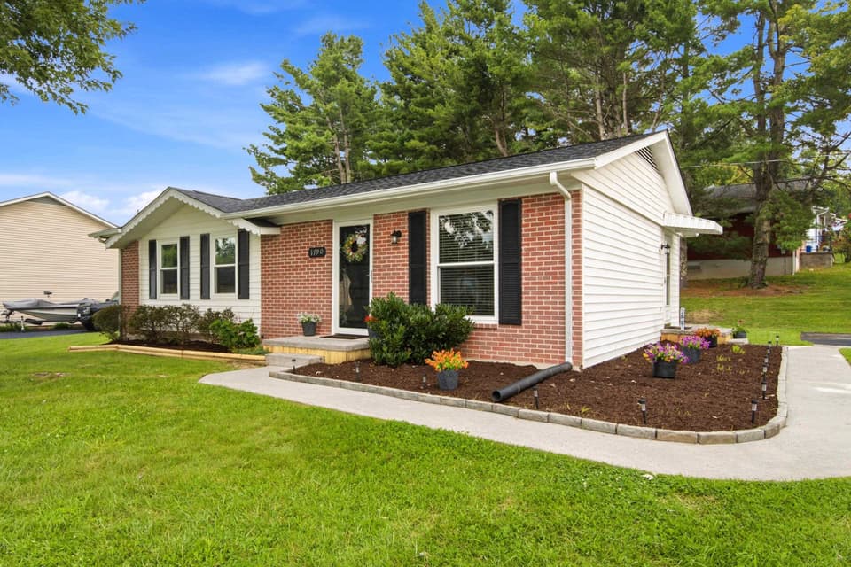 1790 Rainbow Street NE, photo 33 of 40