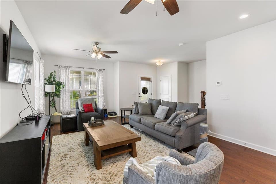 325 John Adams Drive, photo 7 of 40