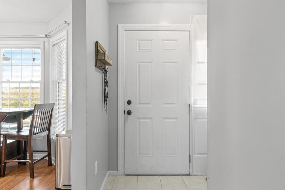 1637 York Drive, photo 5 of 24