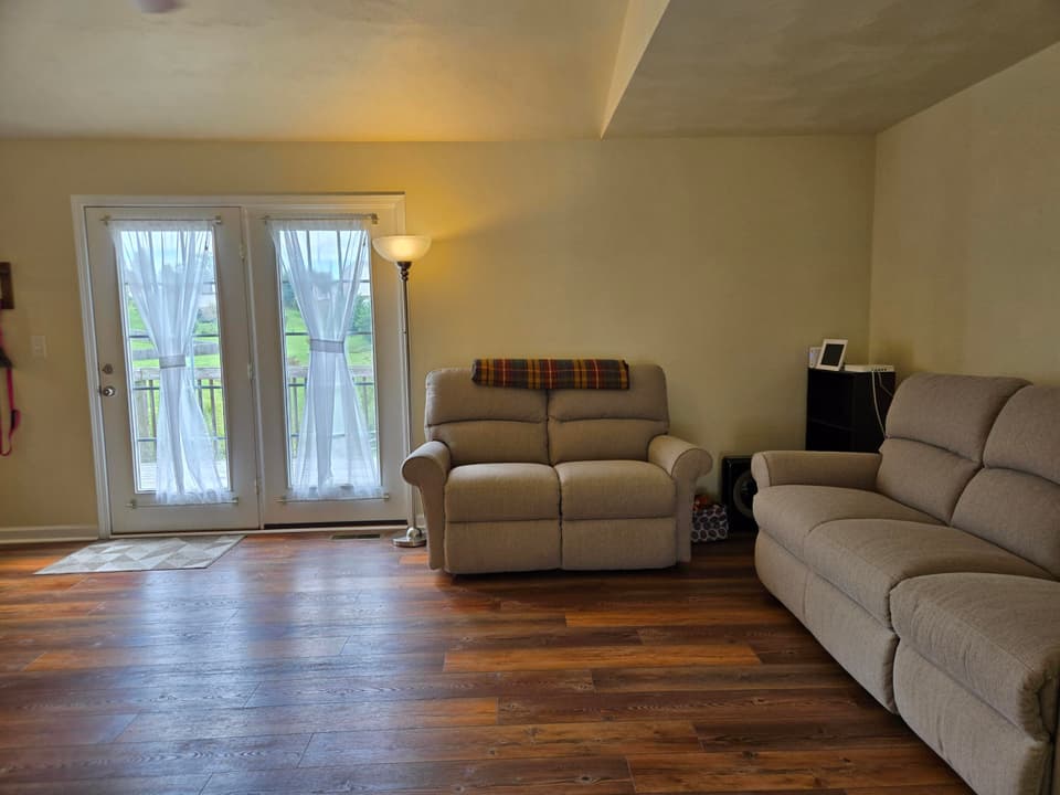 440 Windsor Dr, photo 4 of 33