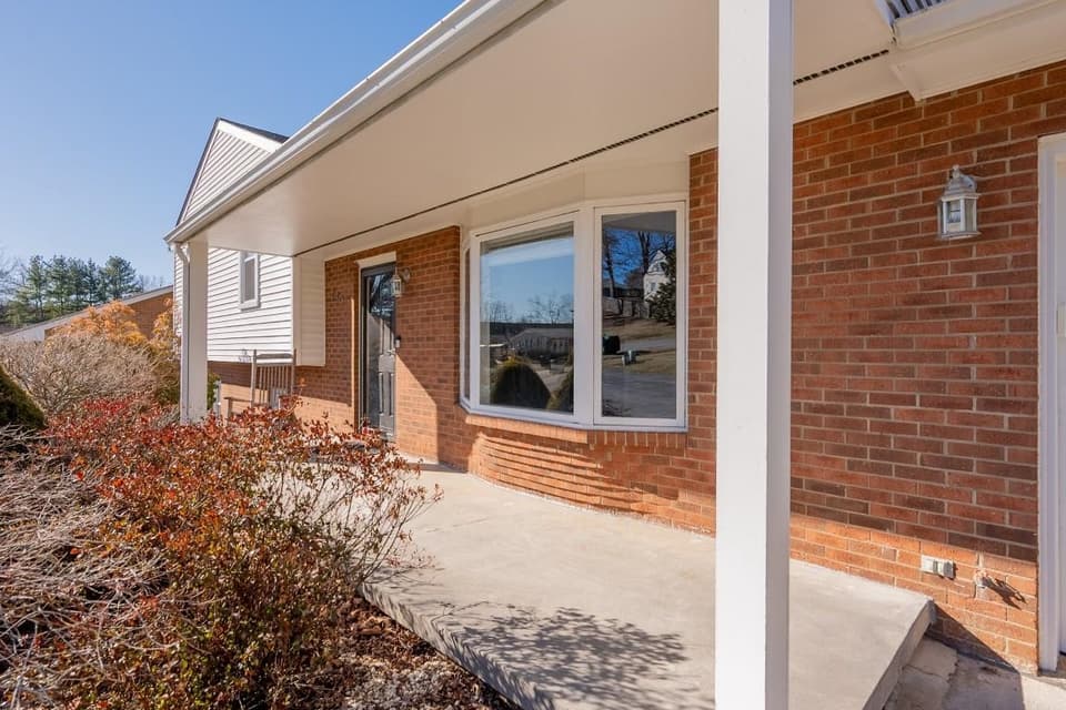 640 Lyle Lane, photo 8 of 40