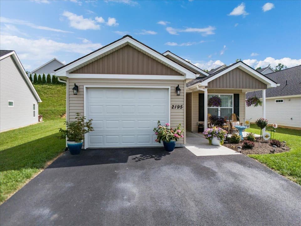 2195 Glade Drive SE, photo 2 of 38