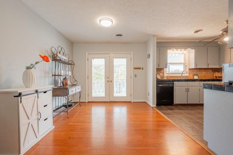 1145 Spruce Street, photo 5 of 34