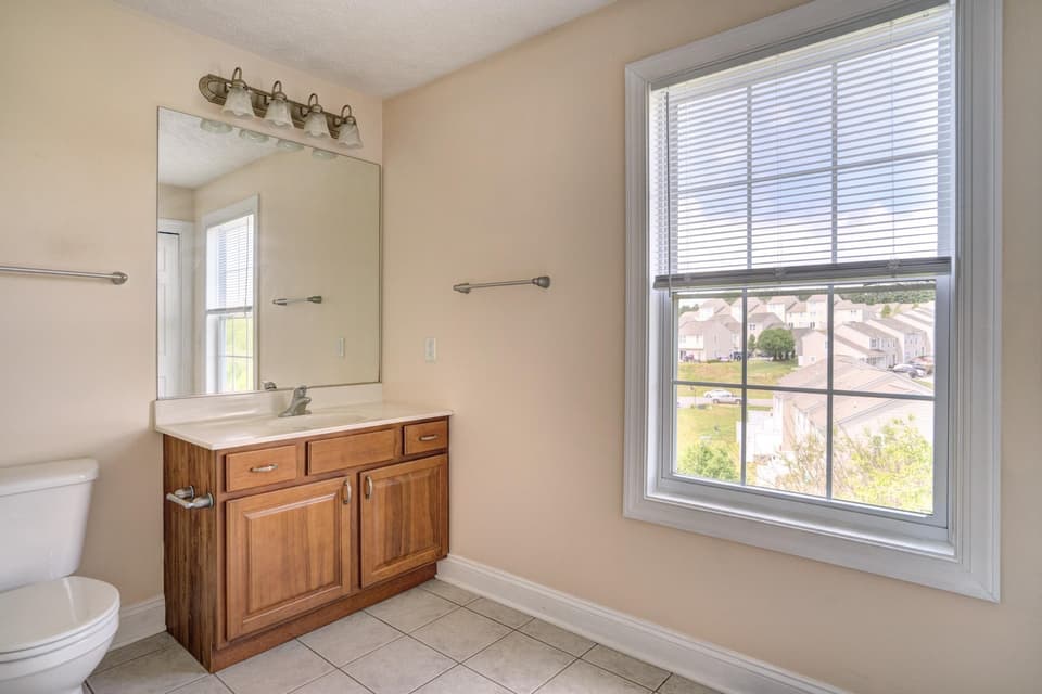 1025 Oaktree Boulevard, photo 13 of 33