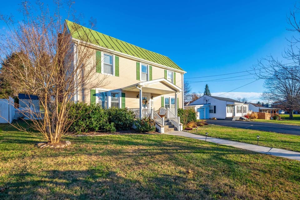 405 Lester Street, photo 5 of 40