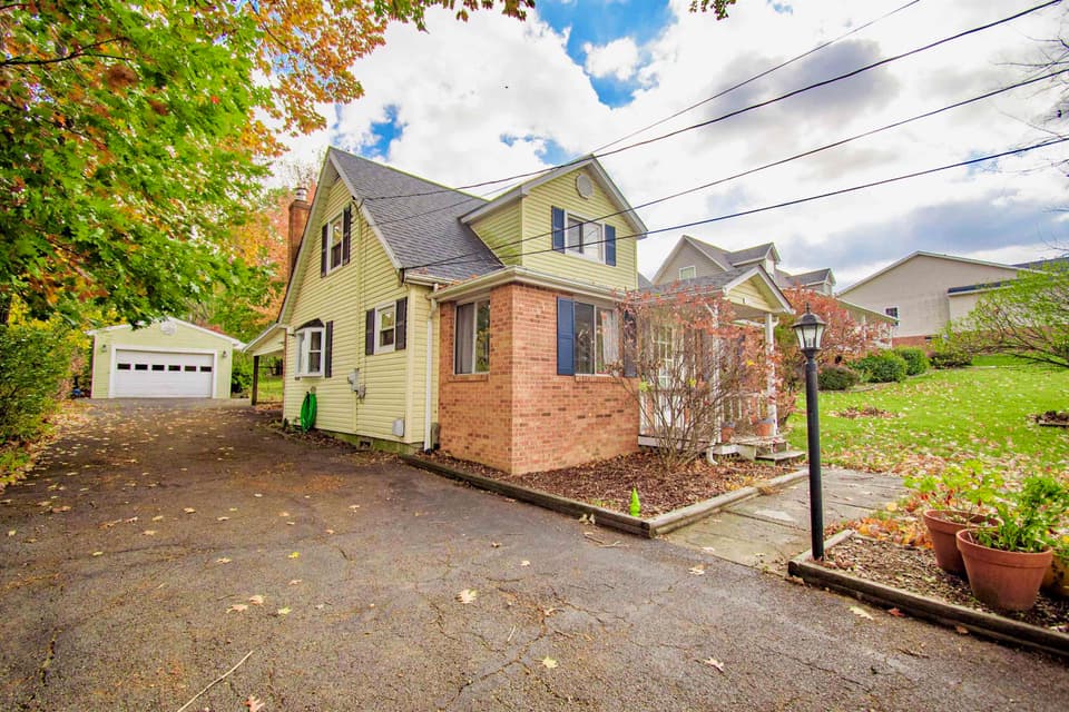 410 Miller Street SE, photo 2 of 40