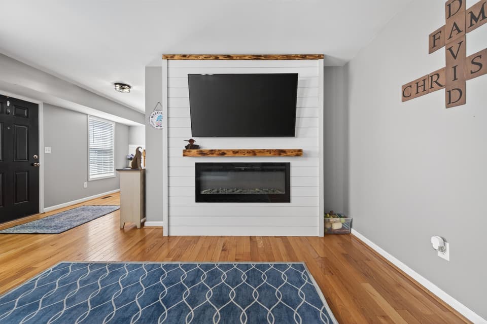 1555 Diana Drive, photo 9 of 40