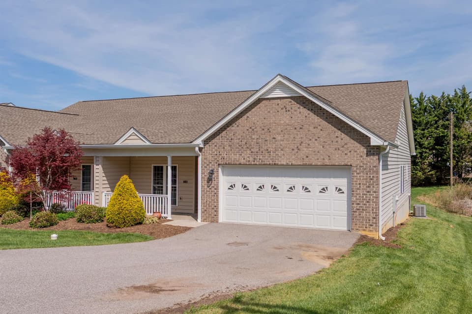161 Walters Drive NW, photo 2 of 40