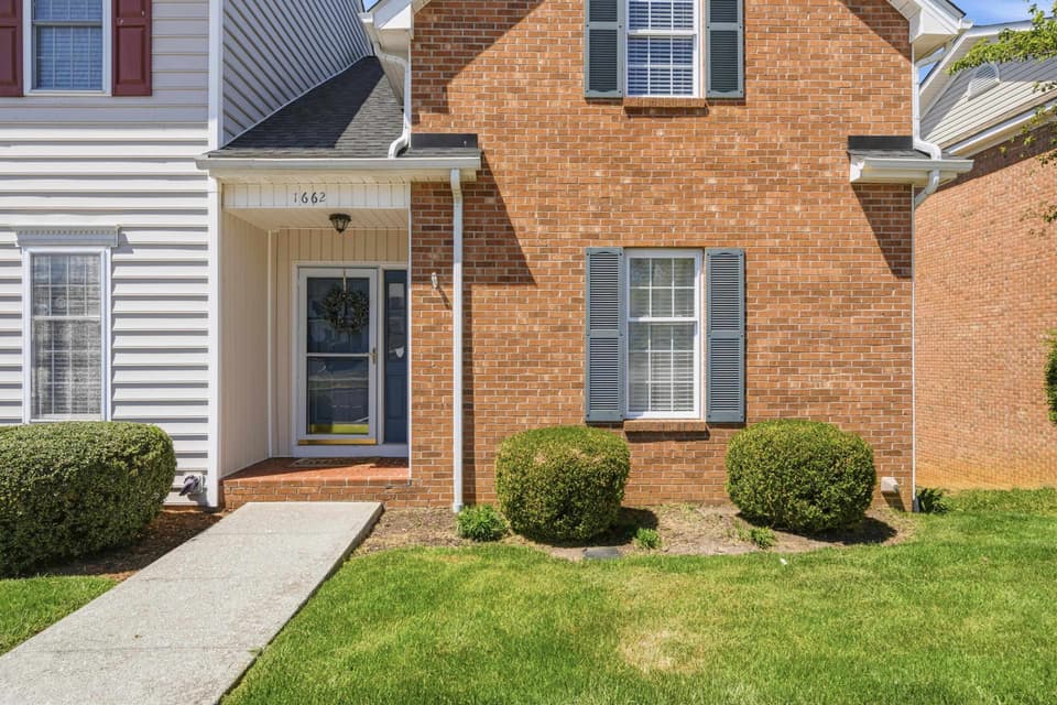 1662 York Drive, photo 2 of 40