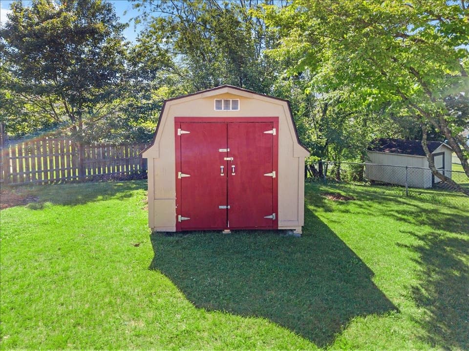 180 Henley Drive, photo 8 of 40