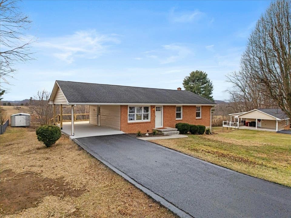 326 Rolling Hills Drive, photo 3 of 40