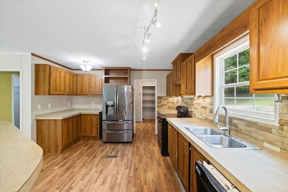 655 Peachtree Hill, photo 5 of 33