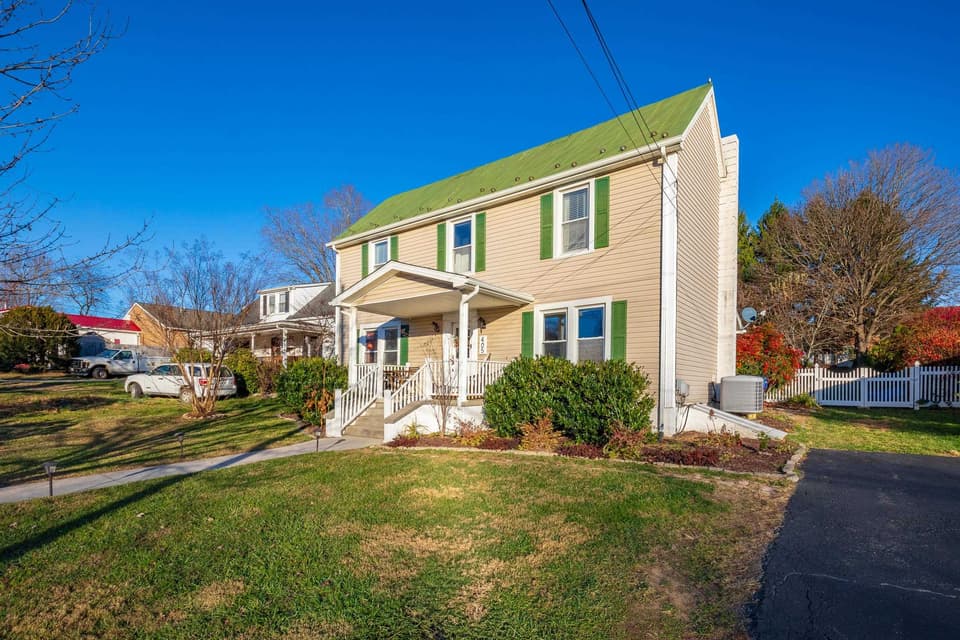405 Lester Street, photo 6 of 40