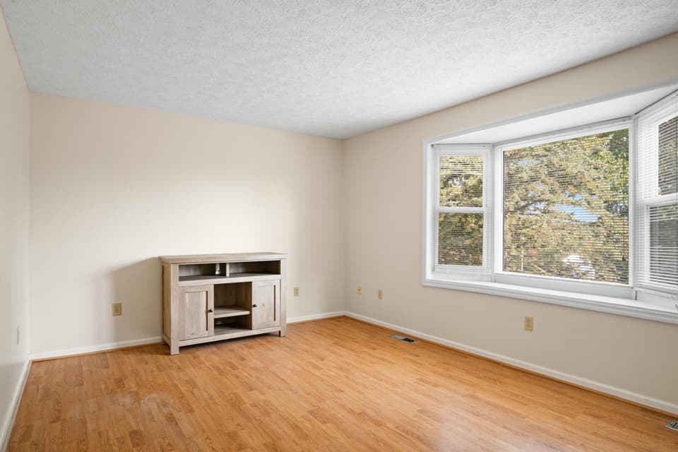 1305 Chestnut Drive, photo 9 of 40