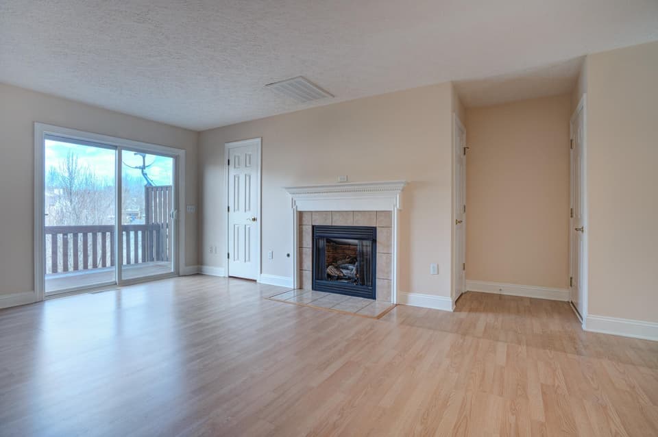 825 Oaktree Boulevard, photo 13 of 32