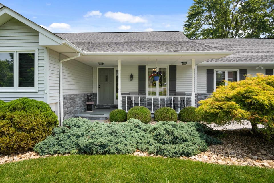 2395 Giles Drive SE, photo 6 of 40