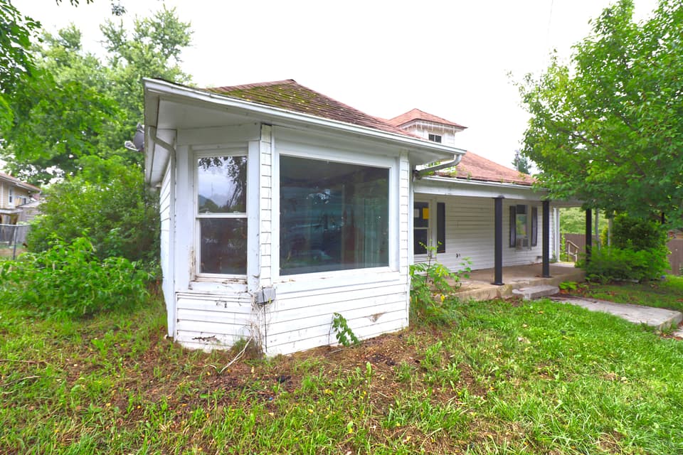 402 Craig St NE, photo 3 of 17