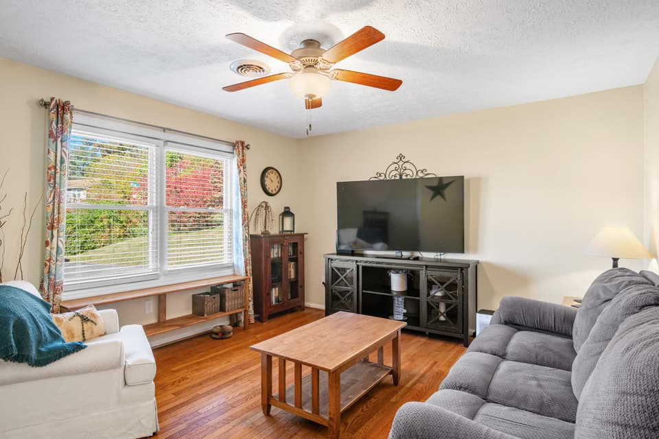 505 Willow Drive, photo 9 of 40