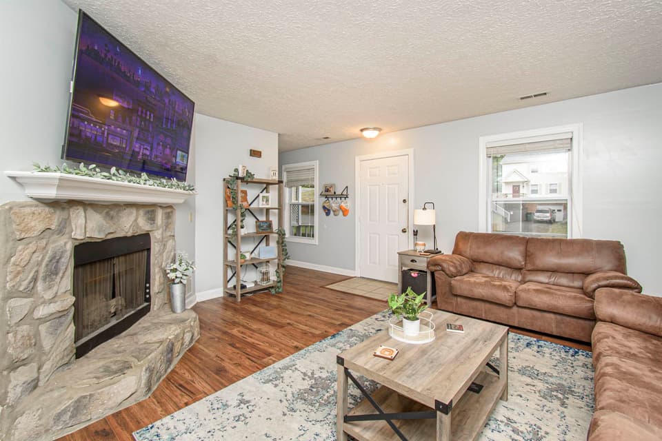 595 Tarrytown Road, photo 11 of 33